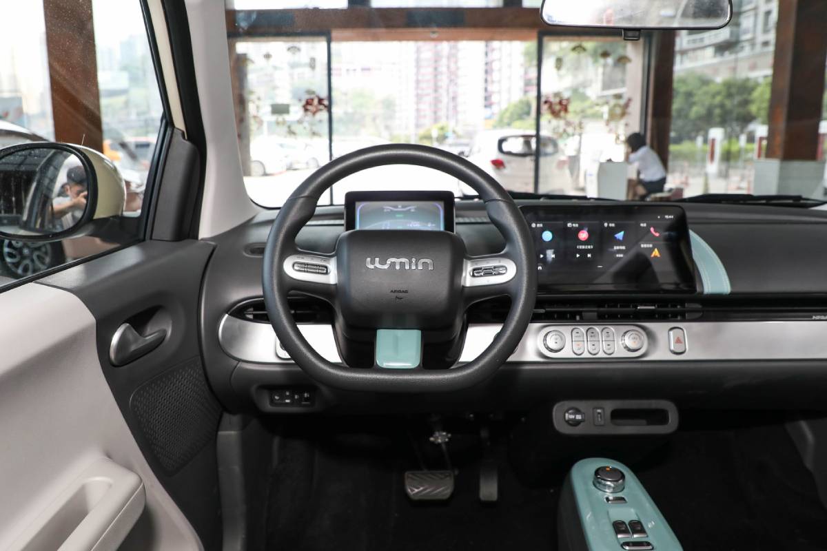 Changan Lumin model display at dealership